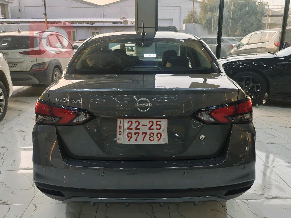 نيسان فيرسا